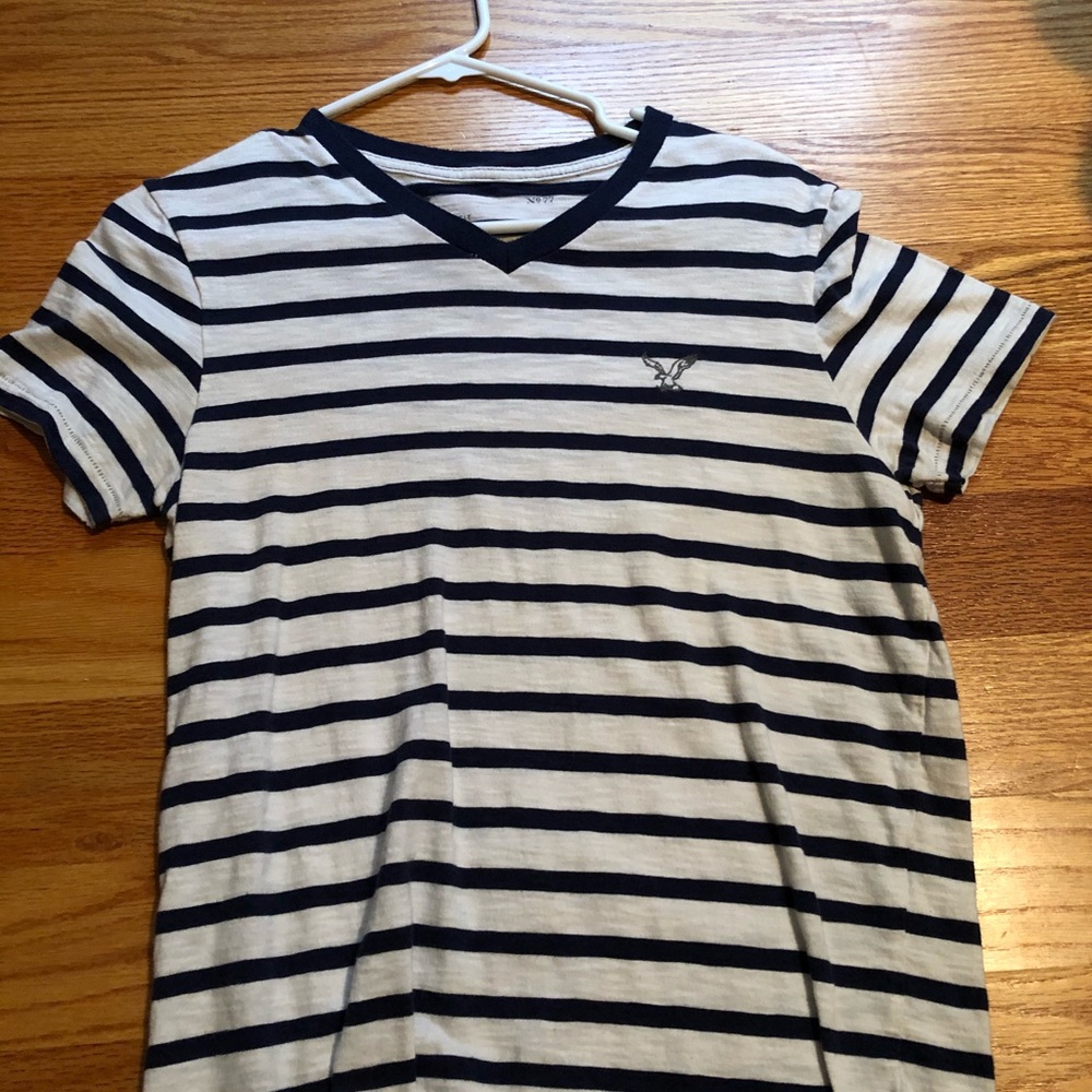 Men’s American Eagle V-neck T-shirt XS
